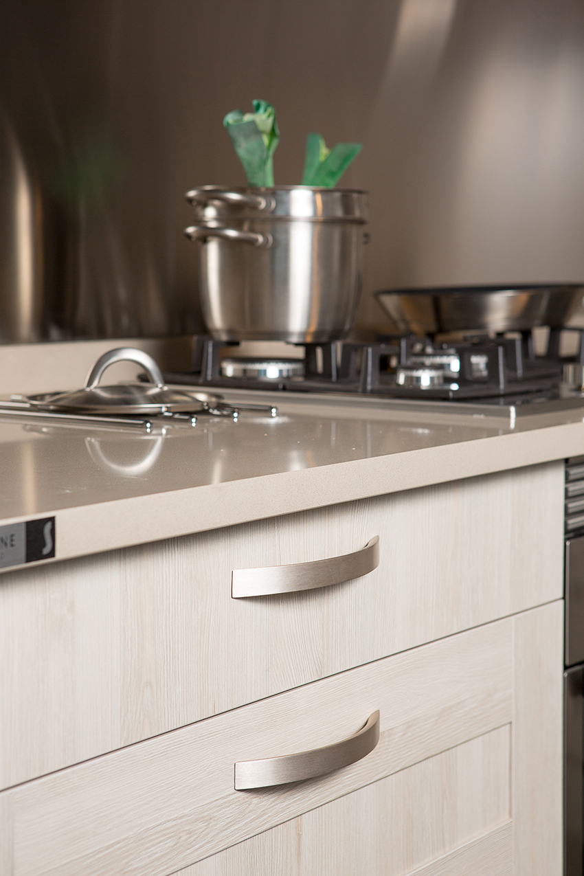 Aluminum handle for kitchens by Viefe. Tirador de aluminio para cocinas, de Viefe.