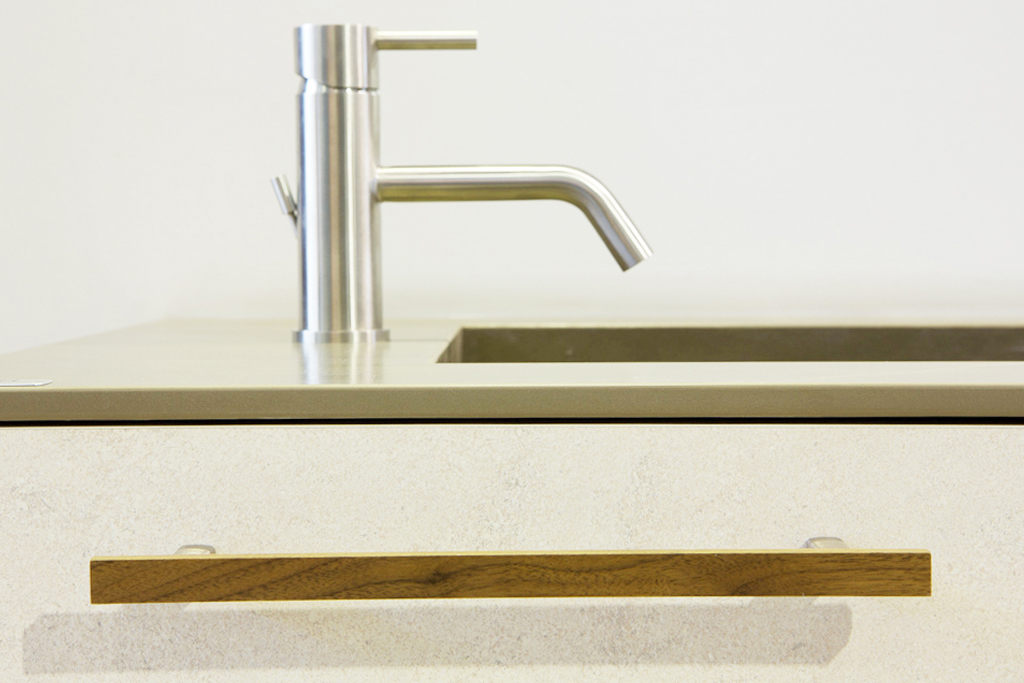Wooden handle for kitchens and bedrooms by Viefe. Tirador de madera para cocinas y dormitorios de Viefe.
