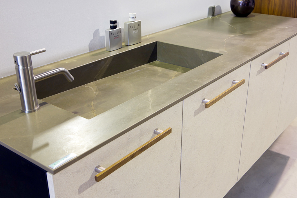 Tirador de aluminio Sense para cocinas modernas / Sense, our aluminum  handle for modern kitchens - Viefe handles