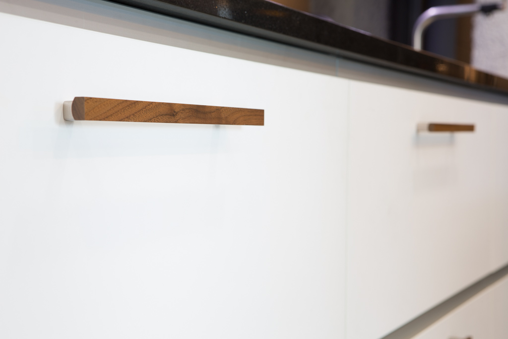 Wooden handle for kitchens and bedrooms by Viefe. Tirador de madera para cocinas y dormitorios de Viefe.