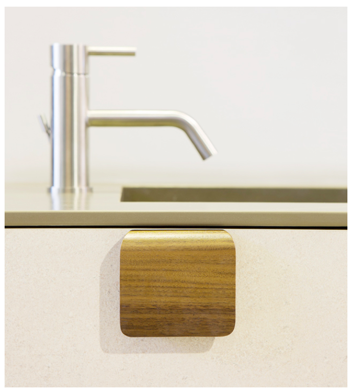 Tacco wooden handle for bathooms by Viefe. Tirador Tacco de madera para baños de Viefe.